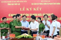 Thiếu tướng Trần Minh Lệ (hàng đầu bên trái) và ông Nguyễn Văn Tỉnh - Tổng cục trưởng Tổng cục Thủy lợi ký kết văn bản phối hợp vào chiều 11/6. Ảnh: Minh Phúc.