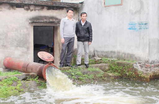Cán bộ thủy nông Vụ Bản kiểm tra bơm nước đổ ải tại Trạm bơm đường 12, xã Trung Thành, Huyện Vụ Bản, Tỉnh Nam Định